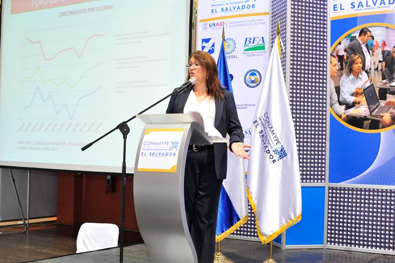 Mujer en el podium